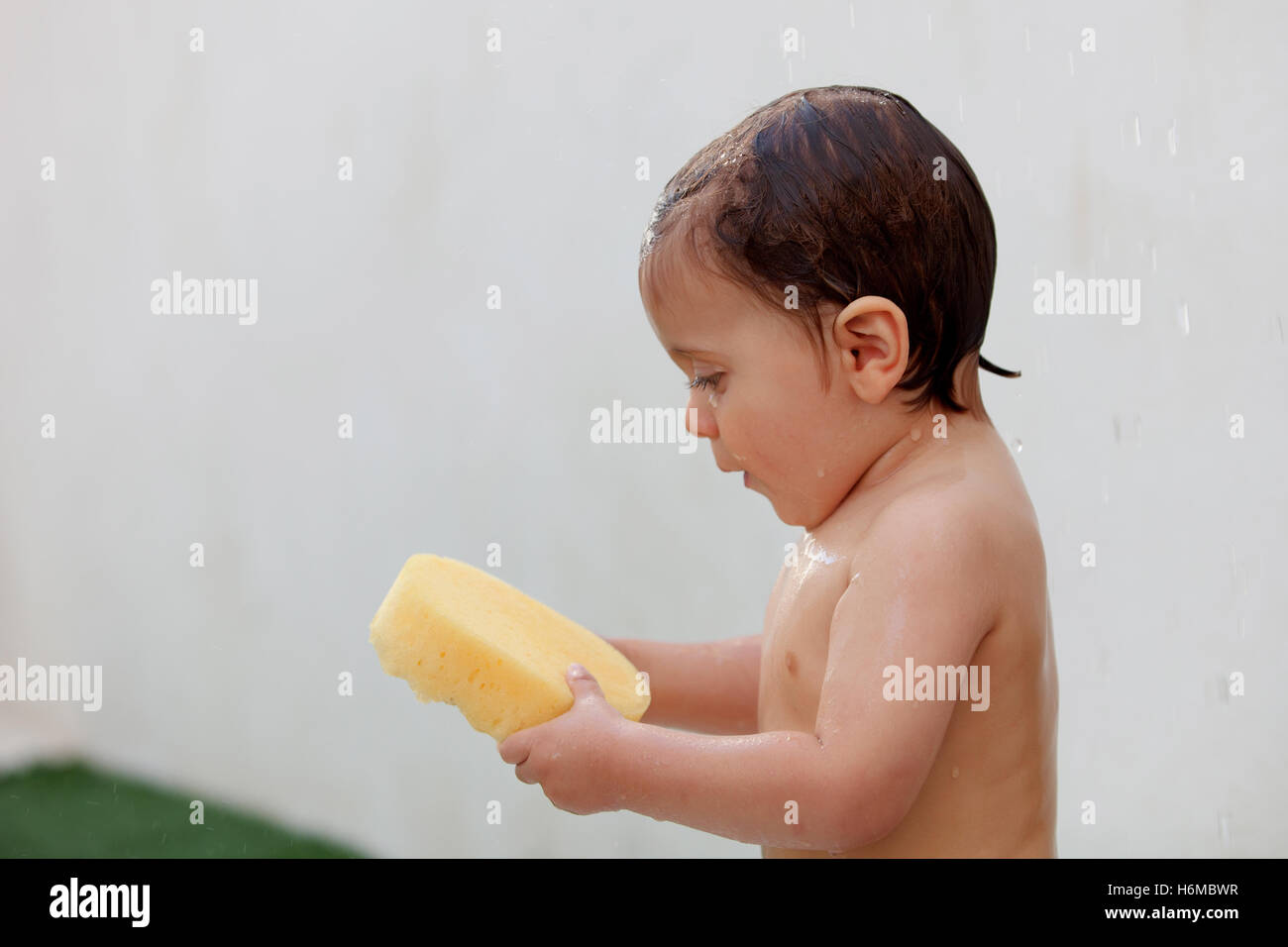 Lustige Kinder Duschen im Hof für einen Sommernachmittag Stockfoto