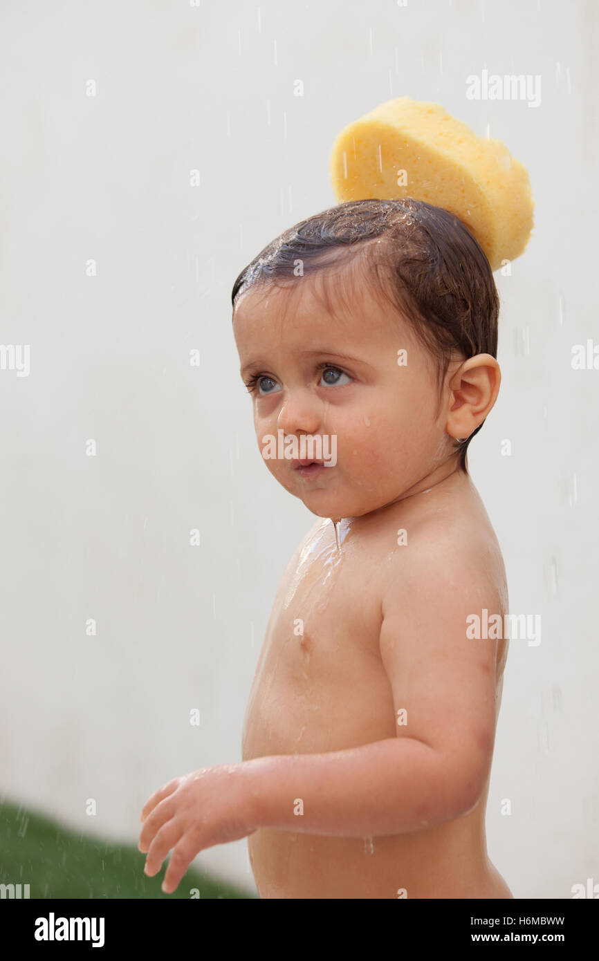 Lustige Kinder Duschen Im Hof Fur Einen Sommernachmittag Stockfotografie Alamy