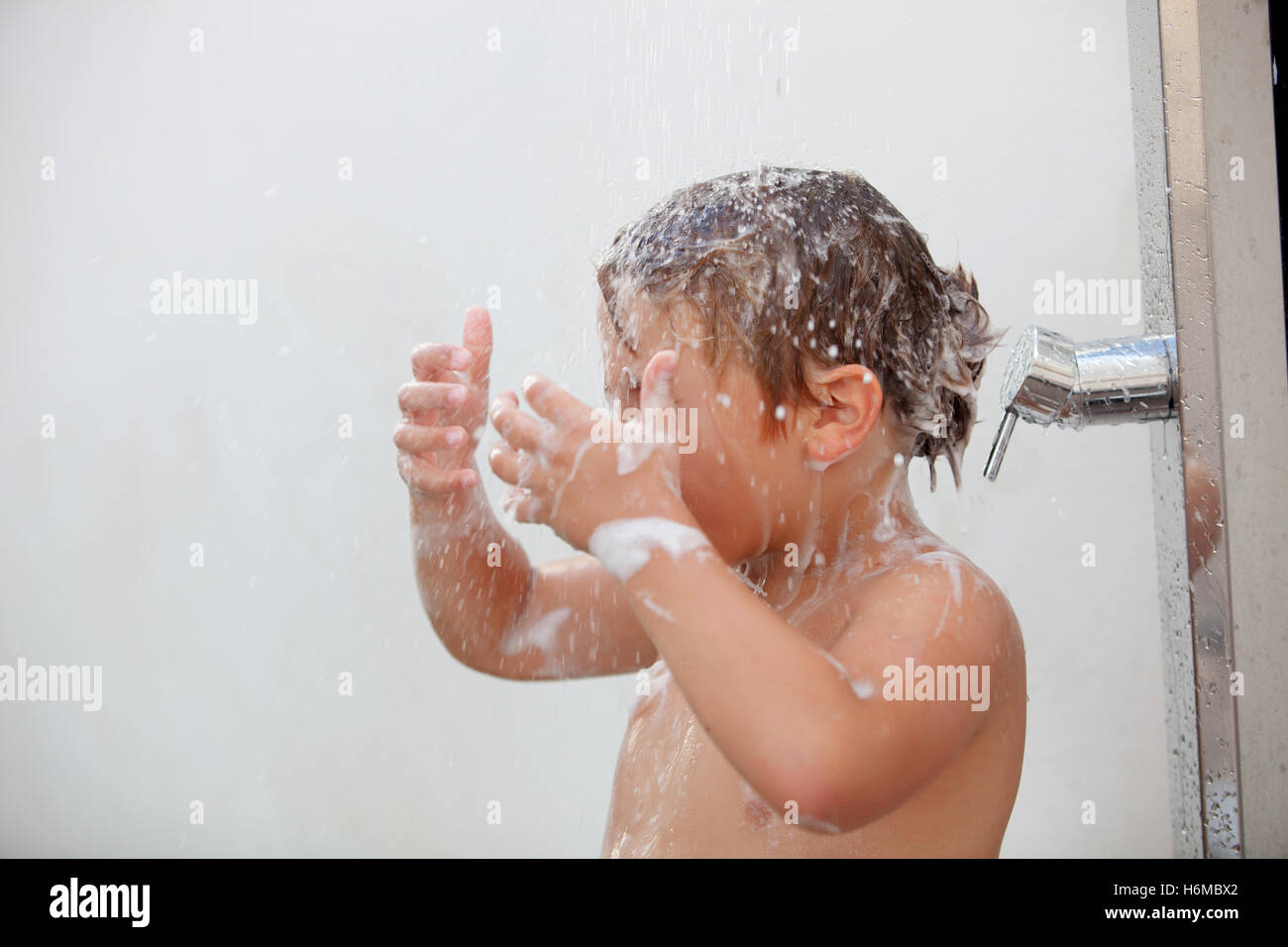 Lustige Kinder Duschen Im Hof Fur Einen Sommernachmittag Stockfotografie Alamy