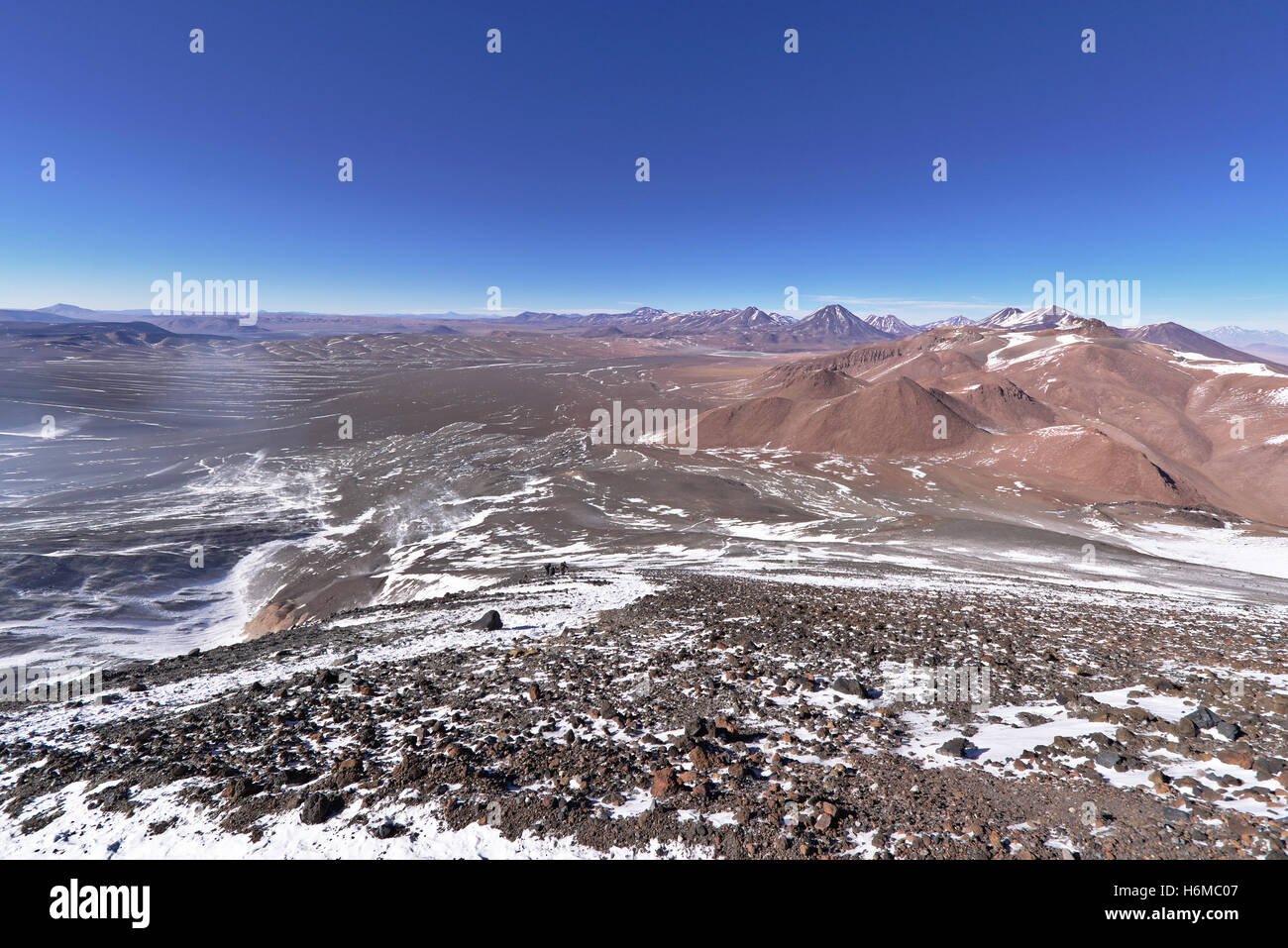 Roten Berge von der Spitze eines Vulkans in einem sonnigen Tag und einem klaren blauen Himmel gesehen. Stockfoto