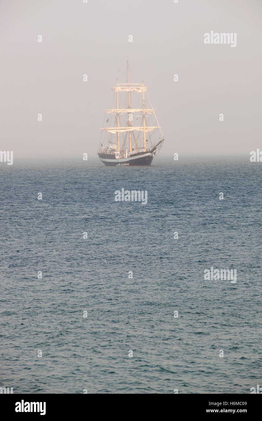 Geheimnisvolle Segelschiff umgeben Nebel Segeln auf dem Meer Stockfoto