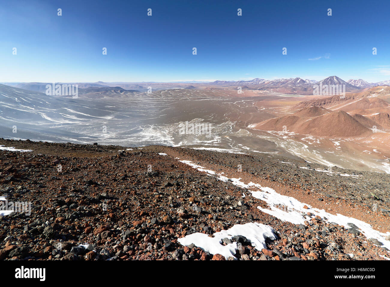 Roten Berge von der Spitze eines Vulkans in einem sonnigen Tag und einem klaren blauen Himmel gesehen. Stockfoto