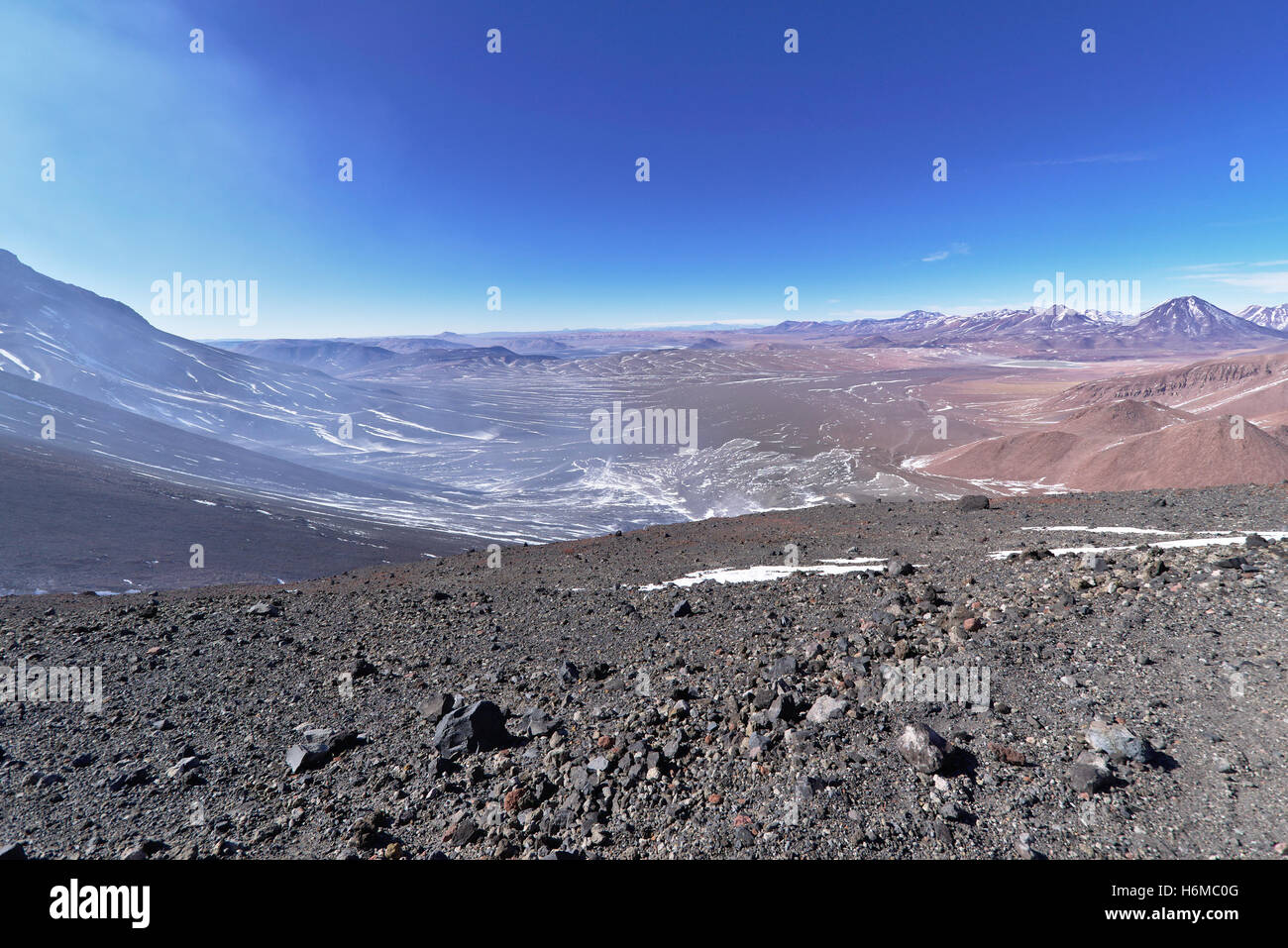 Roten Berge von der Spitze eines Vulkans in einem sonnigen Tag und einem klaren blauen Himmel gesehen. Stockfoto