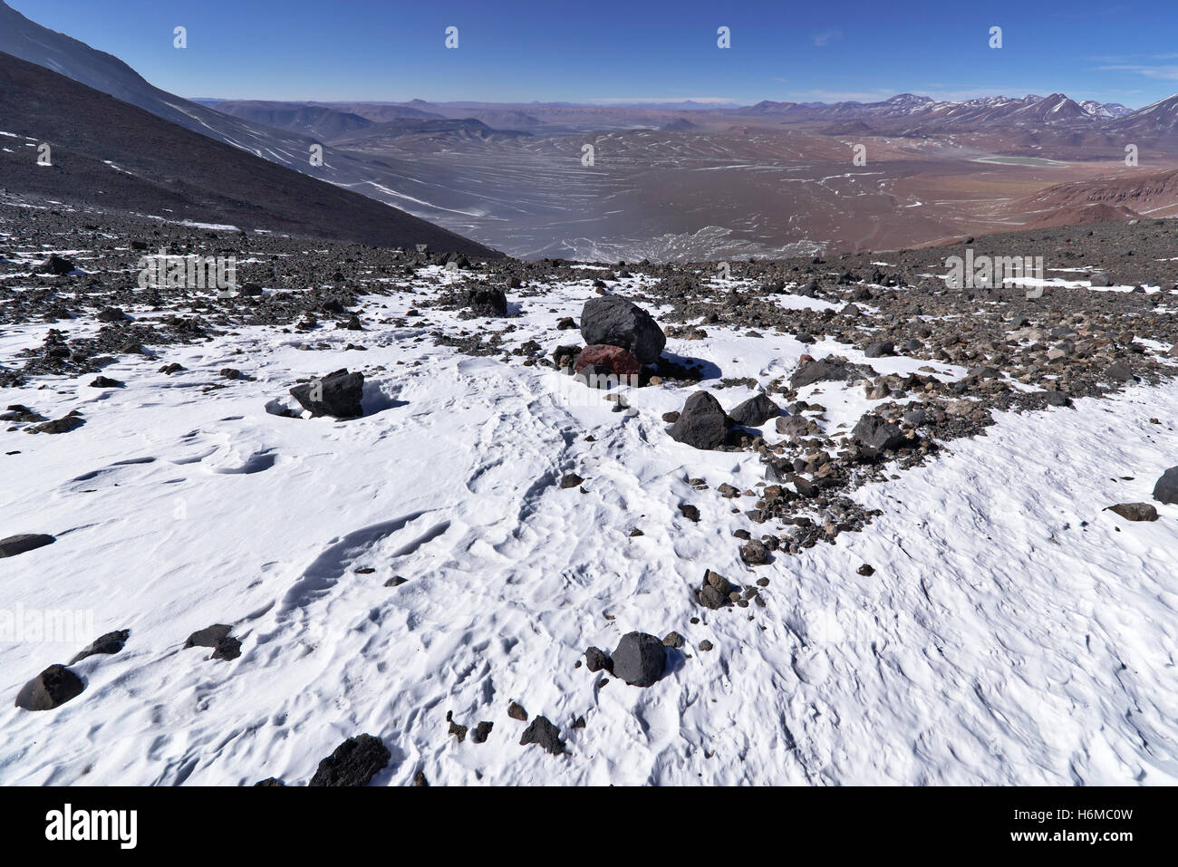 Schneebedeckten Gipfel des Berges mit einem herrlichen Blick ins Tal hinunter unten und weit entfernten Bergen. Stockfoto