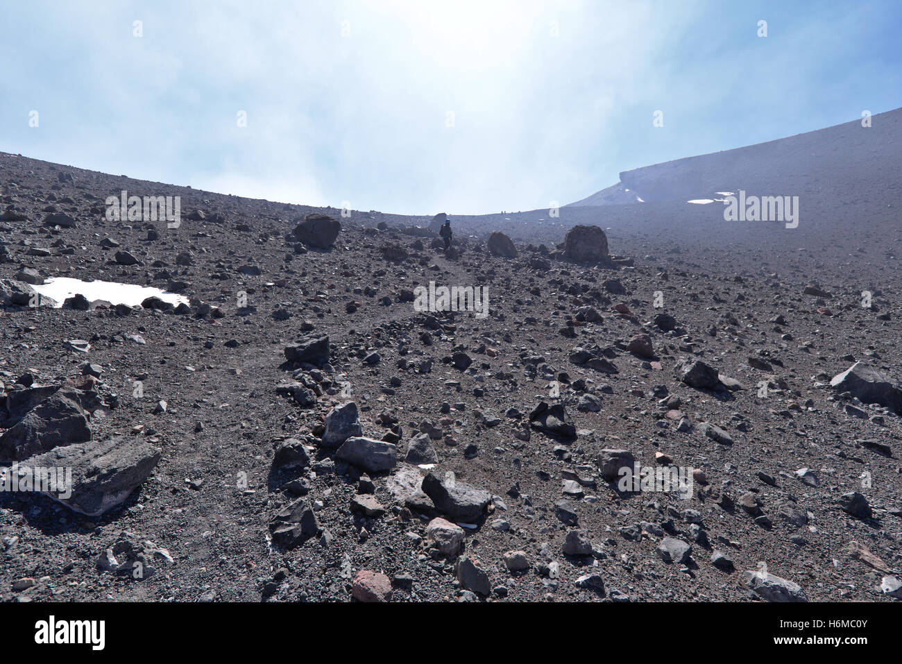 Vulkankrater voller Rauch und Gas von unten gesehen. Stockfoto