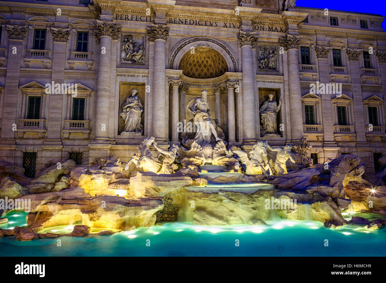 Fontana di Trevi - Rom Ital. es ist der größte barocke Brunnen in der Stadt und einer der berühmtesten Brunnen der Welt. Stockfoto