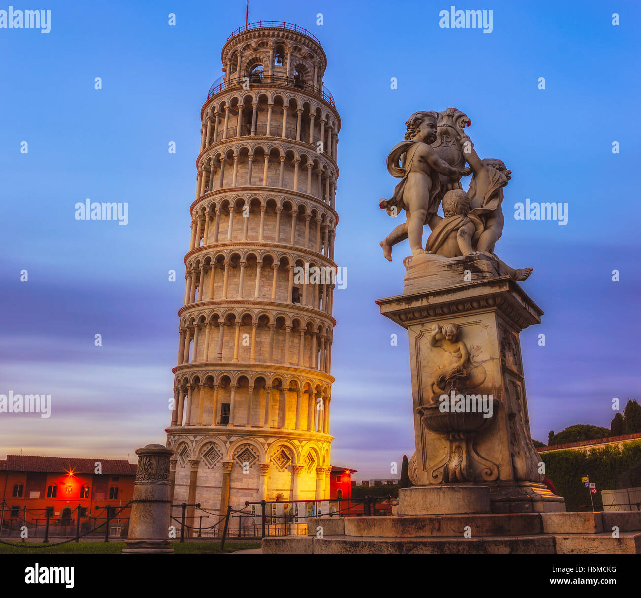 Der schiefe Turm von Pisa ist der Campanile oder freistehende Glockenturm der Kathedrale von der italienischen Stadt Pisa bekannt worl Stockfoto