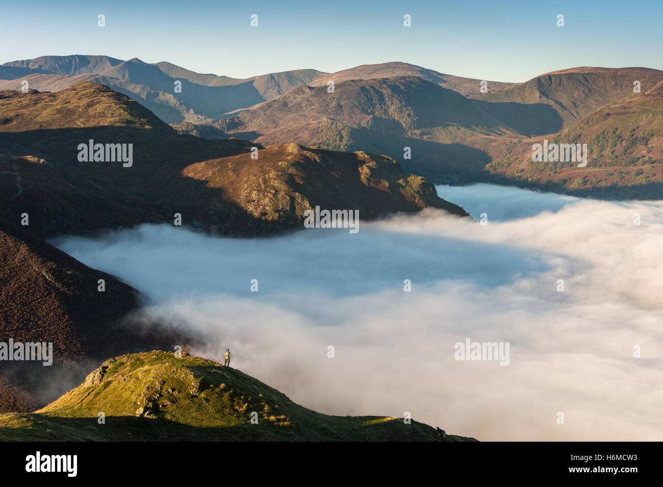 Fotograf Drew Buckley überblickt über die Cloud Inversion Ullswater im Morgengrauen im Lake District, England Stockfoto