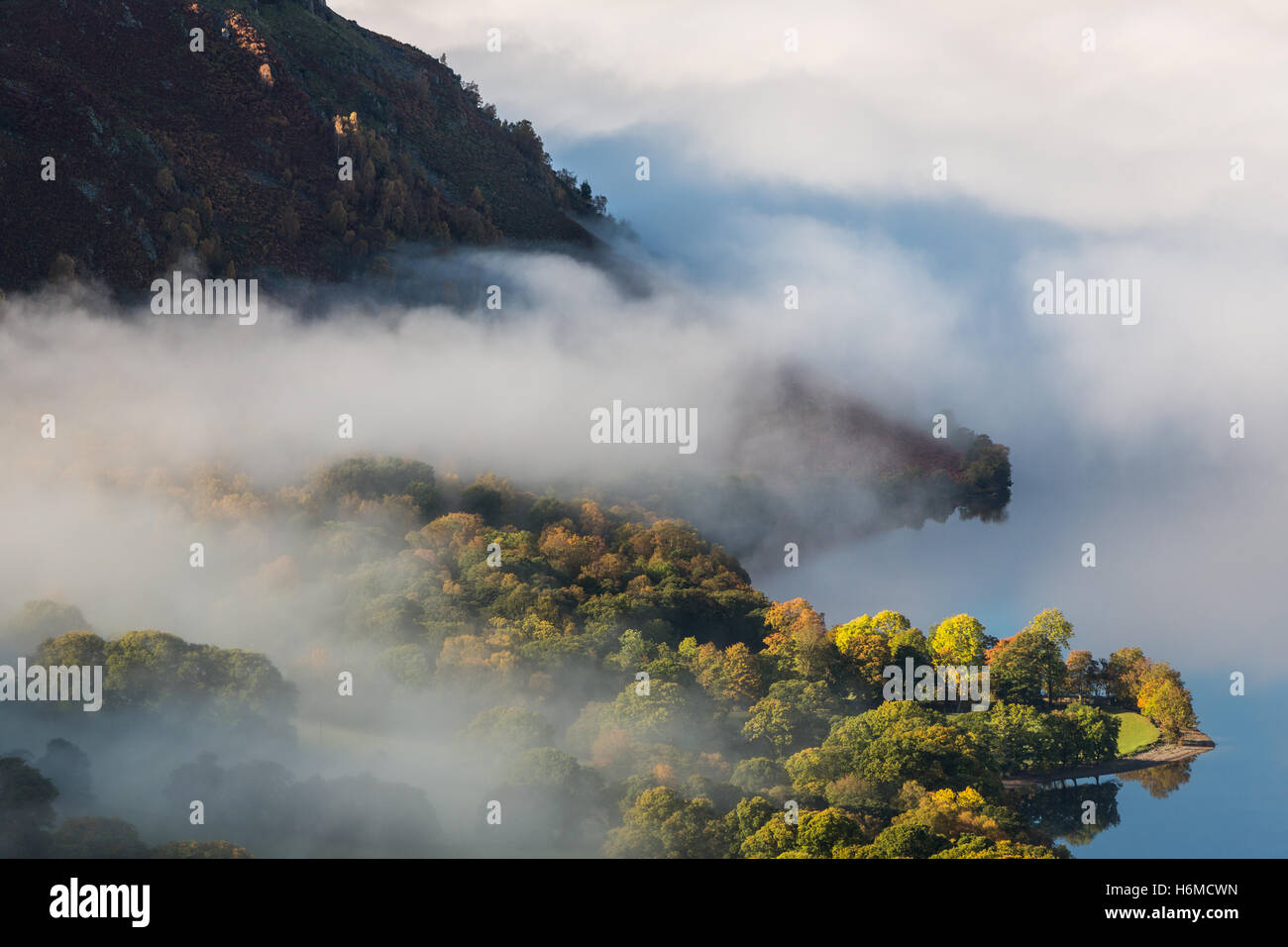 Herbstlich nebligen Morgendämmerung Blick über Ullswater im Lake District, England Stockfoto