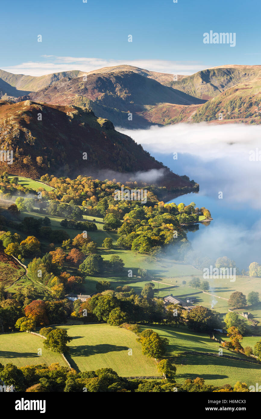 Herbstlich nebligen Morgendämmerung Blick über Ullswater im Lake District, England Stockfoto