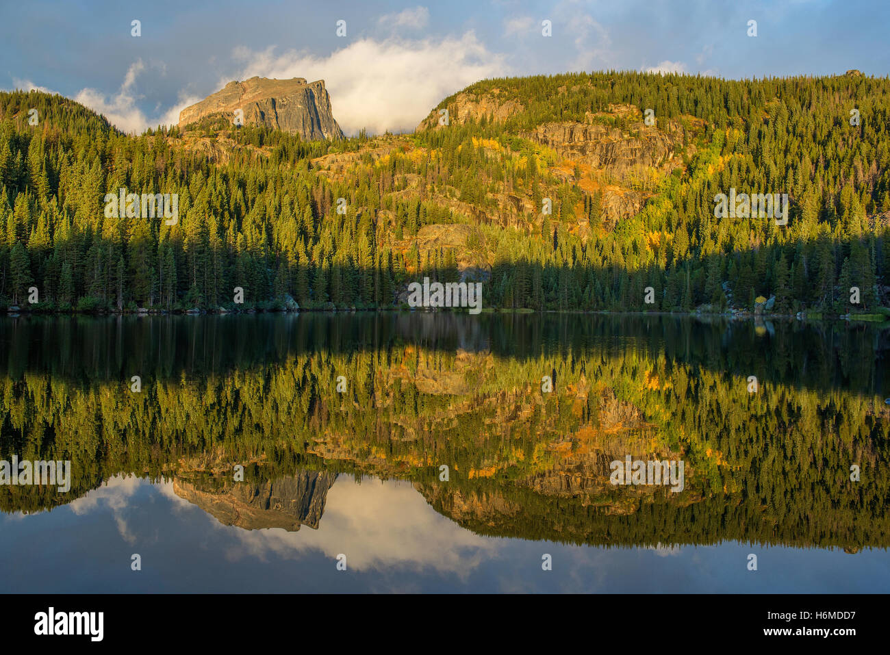 Reflexionen, Bärensee und Hallett Peak, Rocky Mountain Nationalpark, Colorado USA Stockfoto
