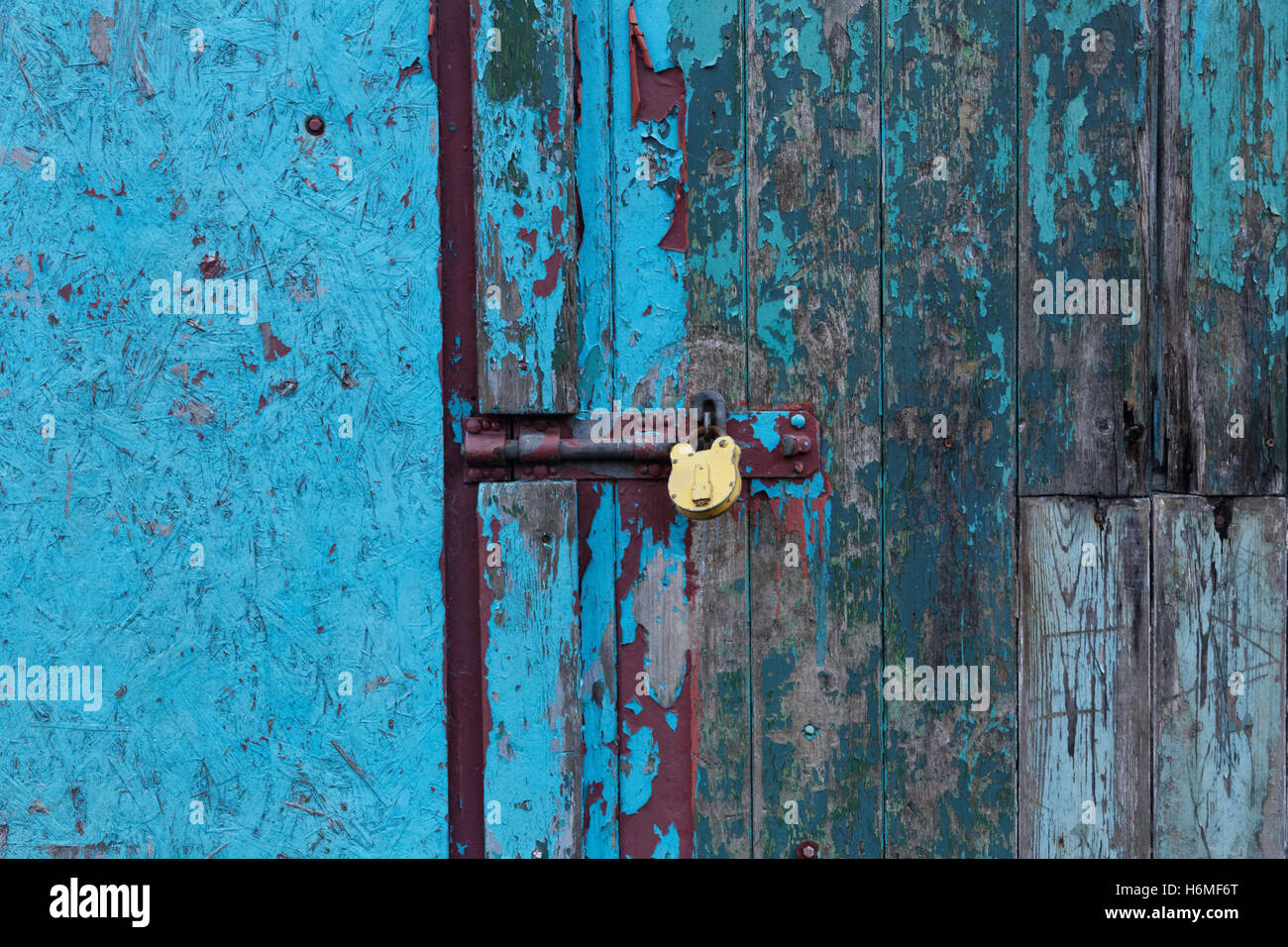 Vorhängeschloss alte Tür mit bunten abblätternde Farbe Stockfoto