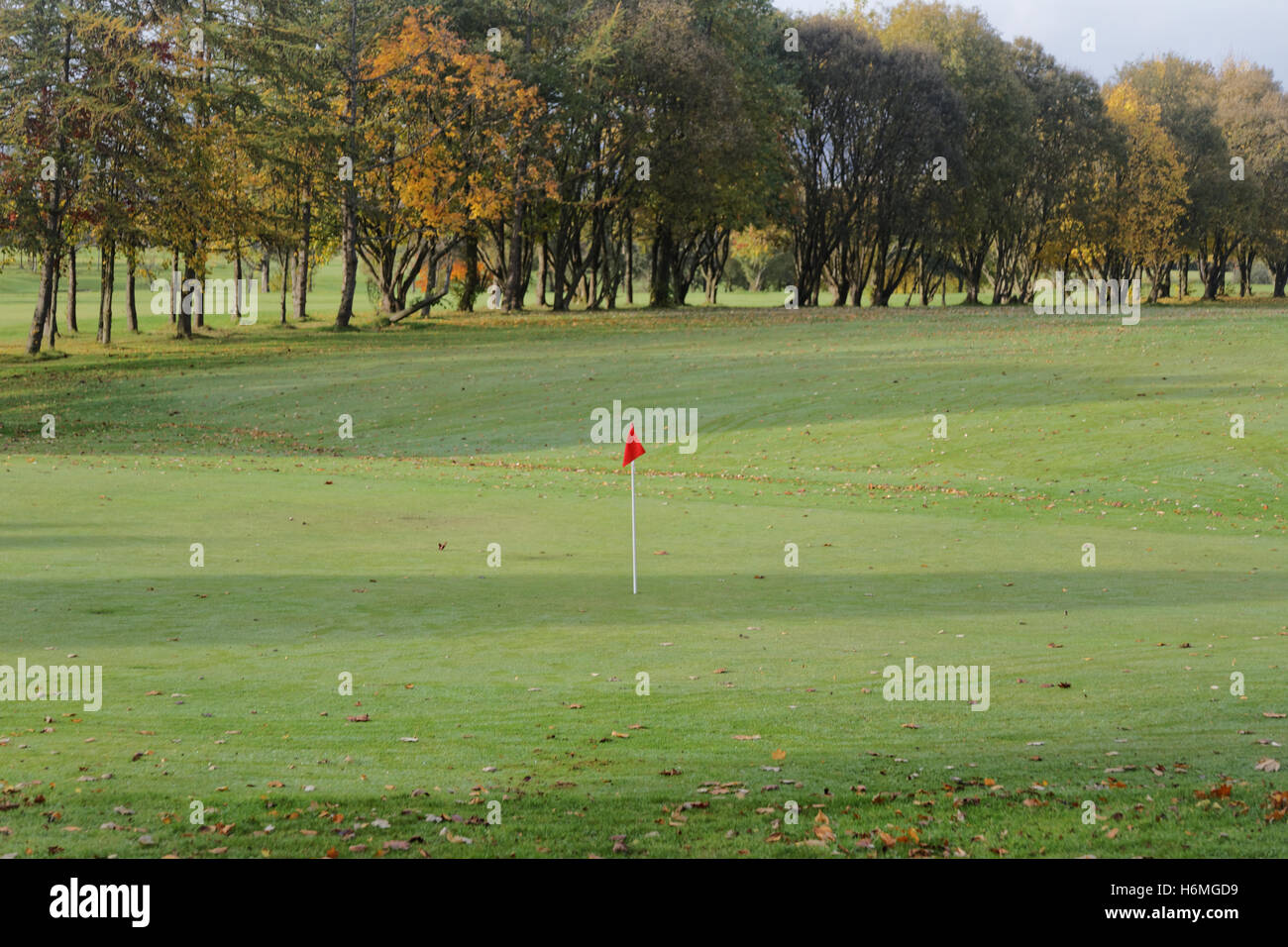 Glasgow District council Knightswood Golf Course Red Flag auf dem 18. Oder letzten Loch auf dem 9-Loch-Golfplatz Green Perspective Stockfoto