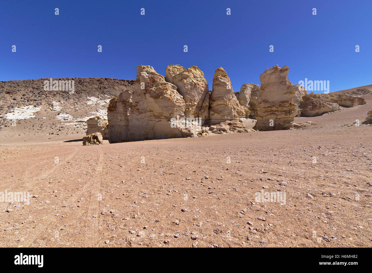 Gelbe erodierten Felsformationen in einer menschenleeren Landschaft. Stockfoto