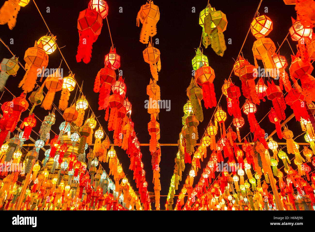 Bunte Lampe und Laterne in Loi Krathong Wat Phra, dass Haripunchai Lamphun Thailand Stockfoto