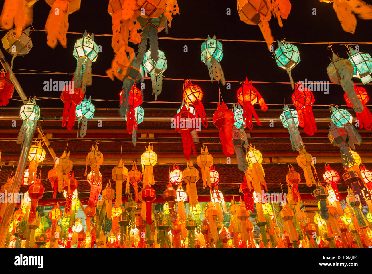 Bunte Lampe und Laterne in Loi Krathong Wat Phra, dass Haripunchai Lamphun Thailand Stockfoto