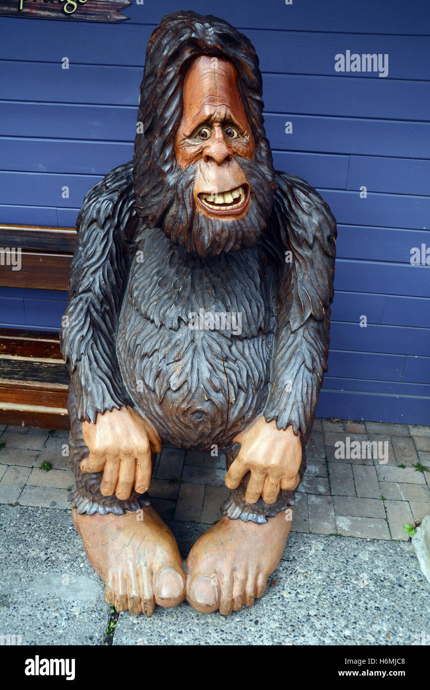 Eine Statue von der Kreatur, bekannt als Bigfoot oder Sasquatch in der Wildnis Stadt Harrison Hot Springs, Britisch-Kolumbien, Kanada. Stockfoto