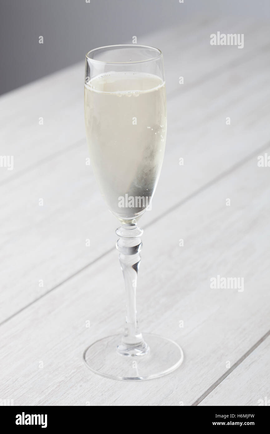 Funkelnde weiße Glas Wein auf einem grauen Holztisch Stockfoto