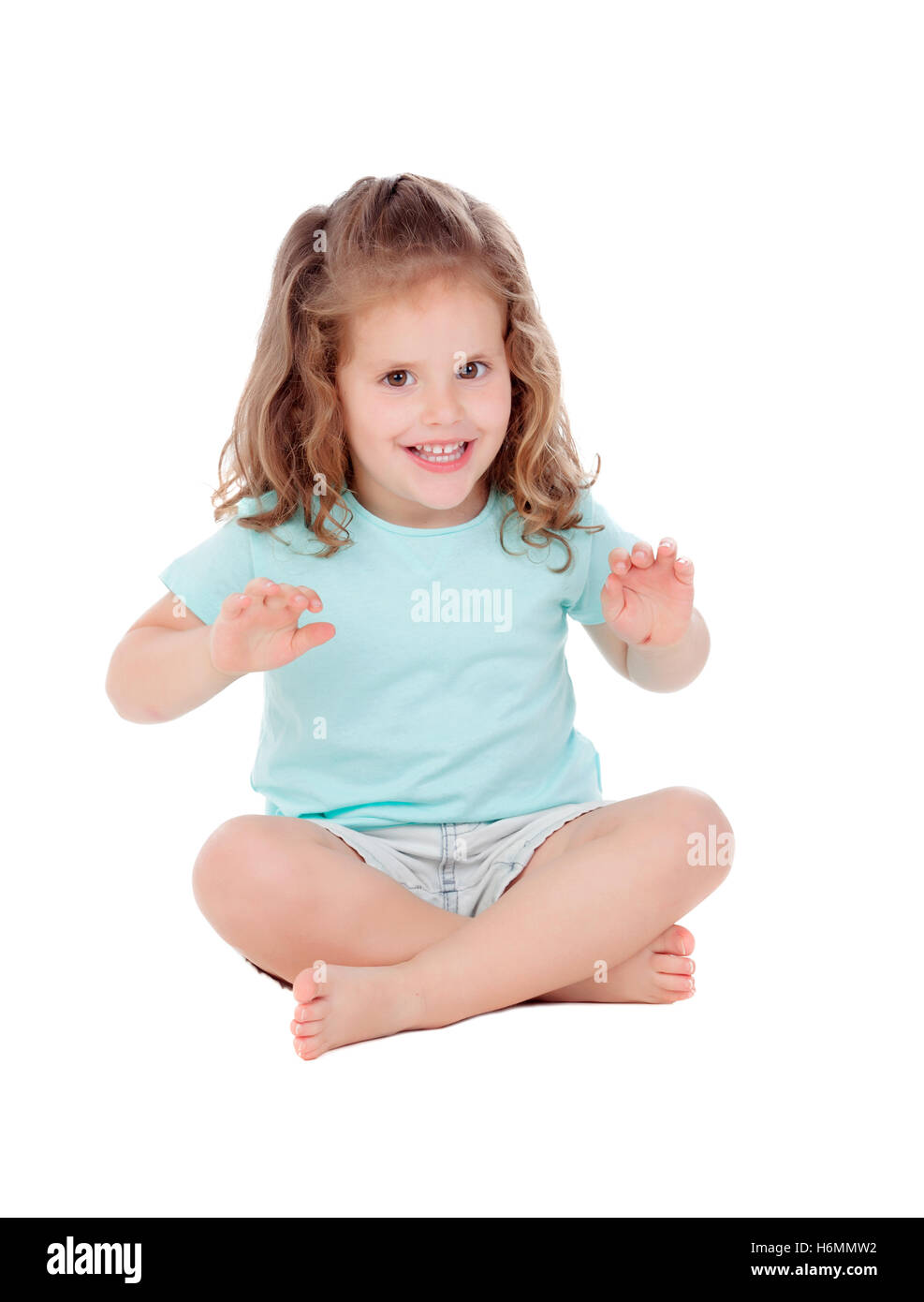 Cute little girl sitting barefoot Ausgeschnittene Stockfotos und ...