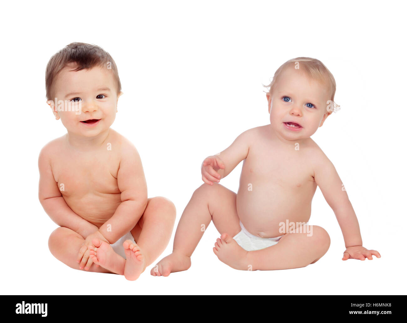 Paar von Babys sitzen auf dem Boden isoliert auf weißem Hintergrund Stockfoto