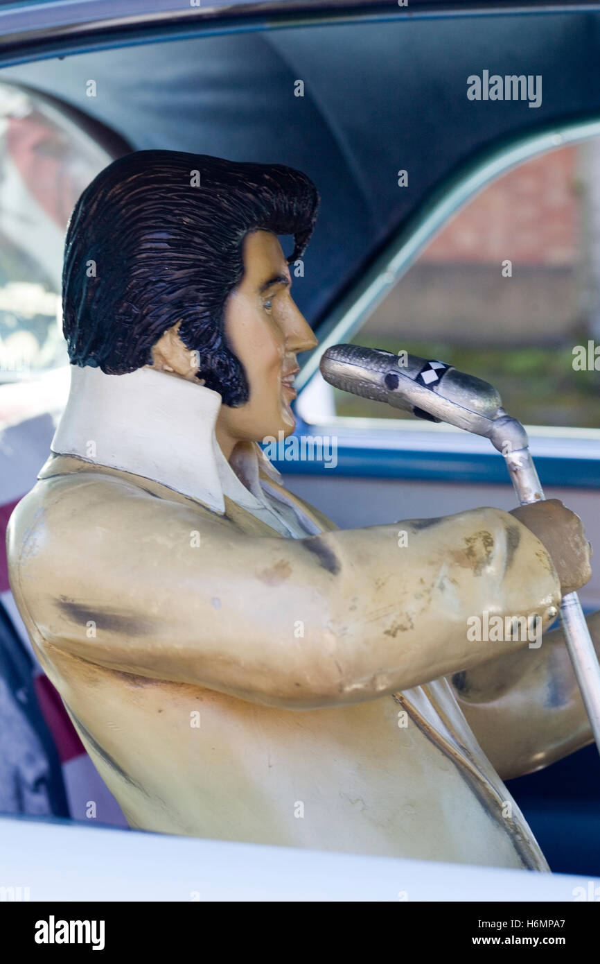Leben Größe Statue von Elvis Presley mit einem Mikrofon auf der Rückseite eines amerikanischen Oldtimers Stockfoto