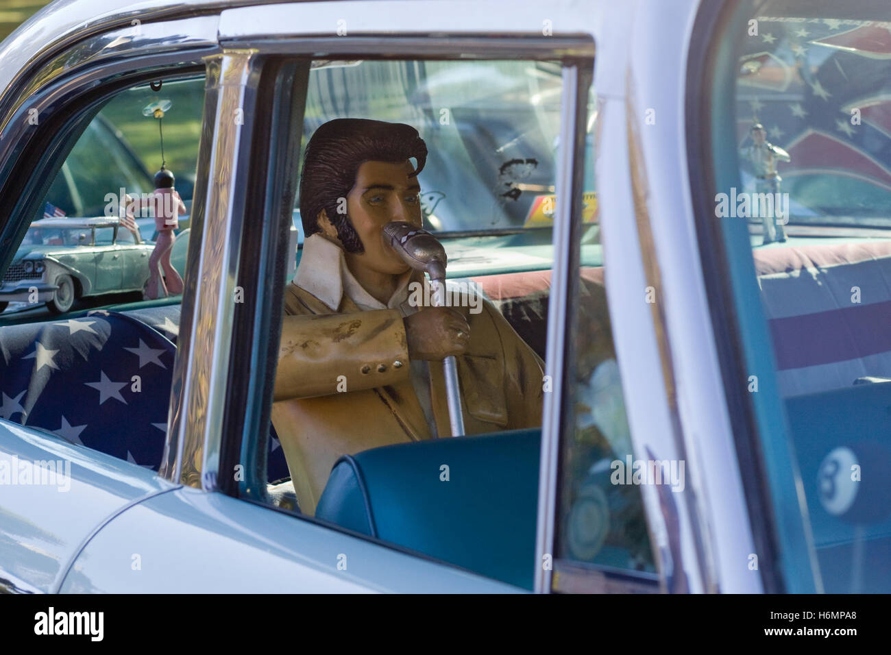 Leben Größe Statue von Elvis Presley mit einem Mikrofon auf der Rückseite eines amerikanischen Oldtimers Stockfoto