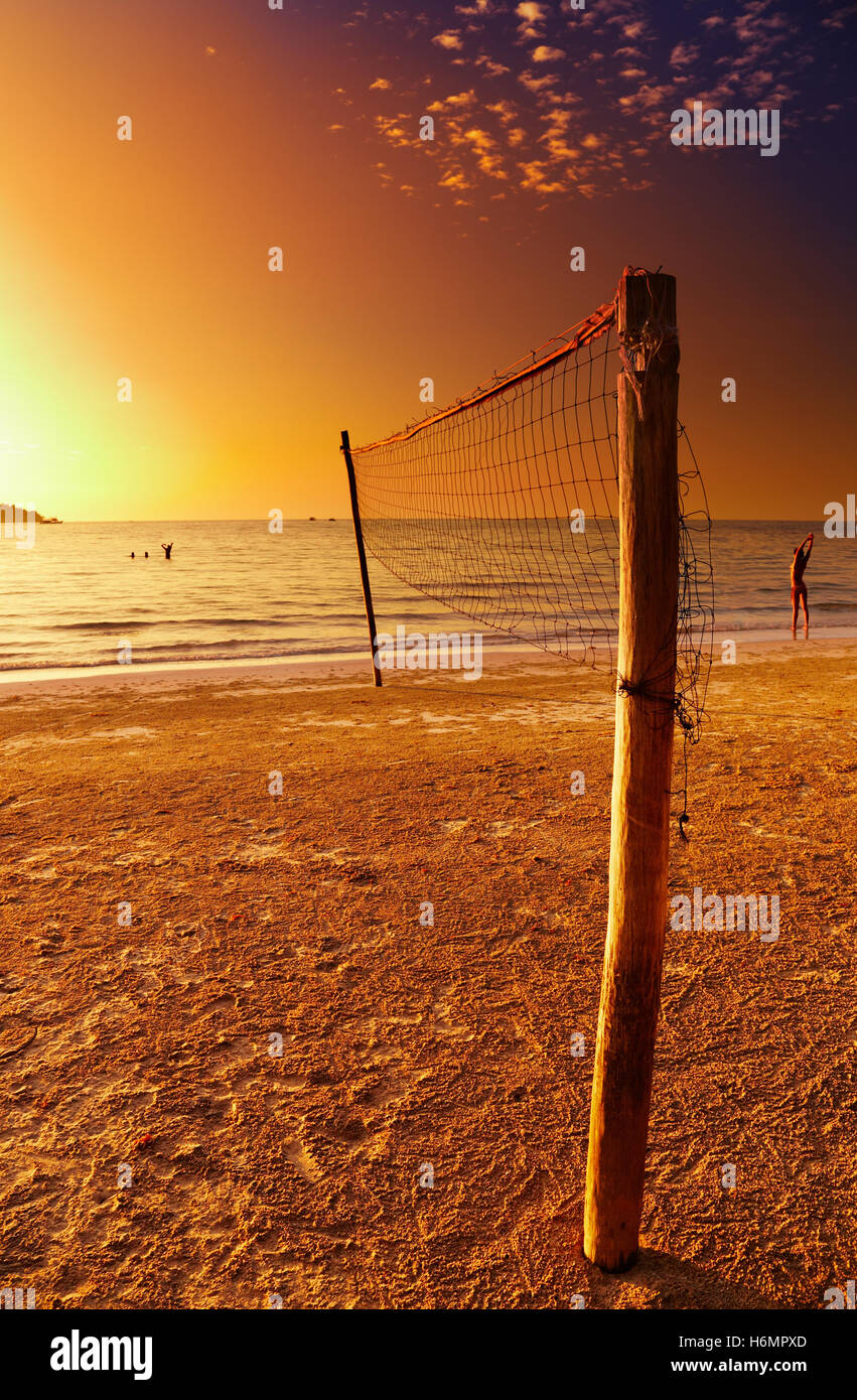 Volleyballnetz am tropischen Strand, Insel Chang, Thailand Stockfoto