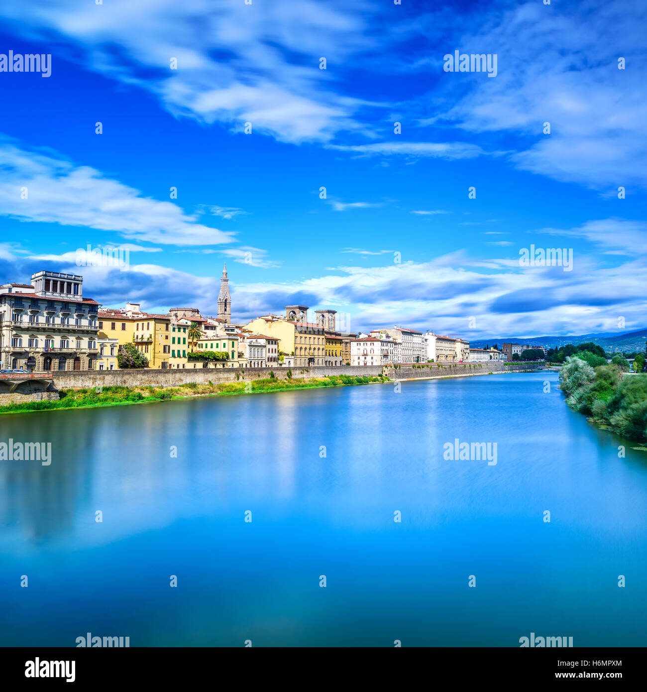 Florenz oder Firenze, Fluss Arno, Sonnenuntergang Landschaft. Toskana, Italien. Langzeitbelichtung. Stockfoto
