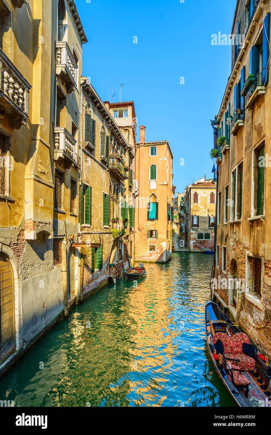 Venedig Sonnenuntergang Stadtbild, Wasserkanal und traditionellen Gebäuden. Italien, Europa. Stockfoto