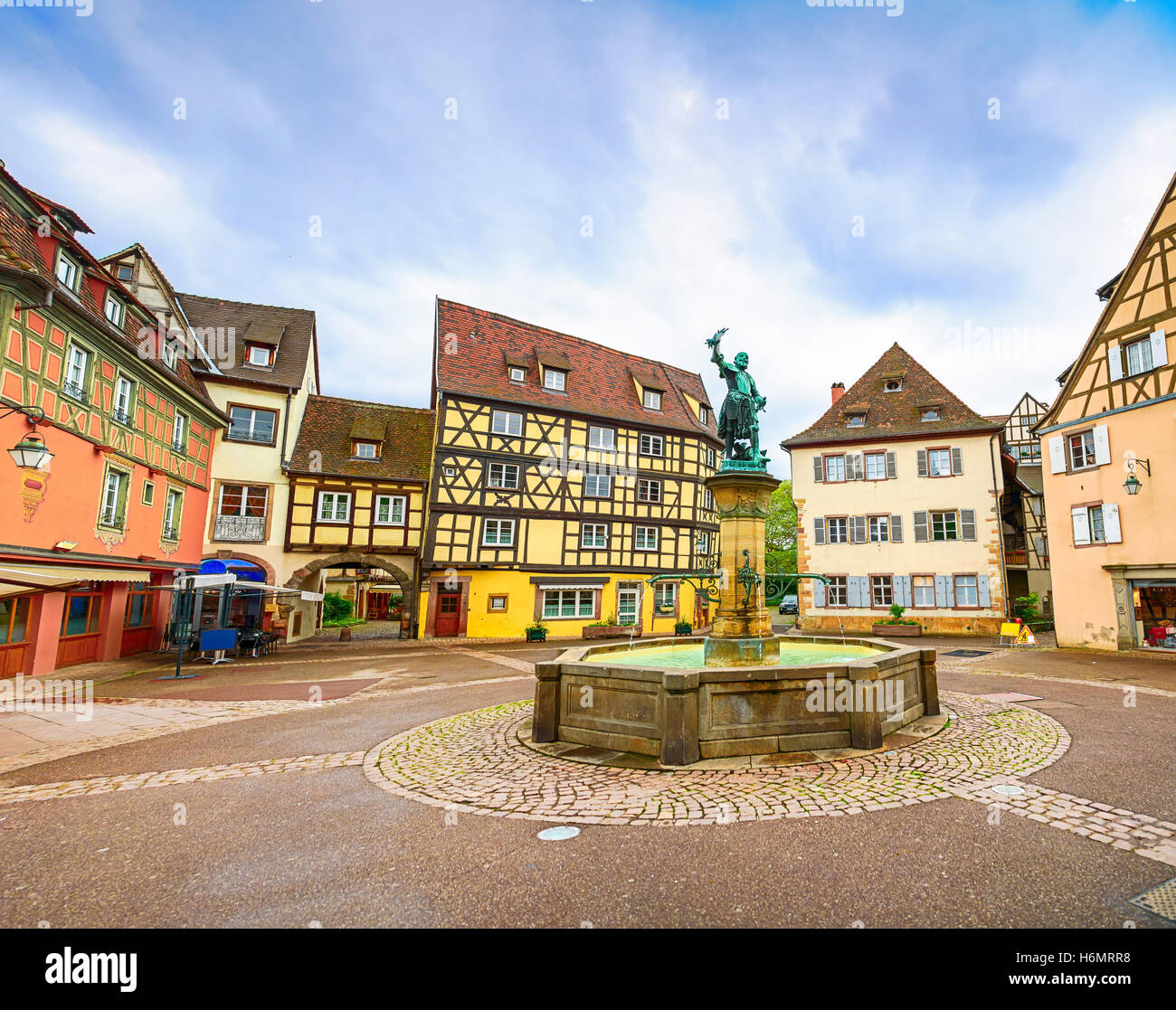 Colmar, Petit Venedig, Brunnen, quadratisch und traditionellen bunten Fachwerkhäusern. Elsass, Frankreich. Stockfoto