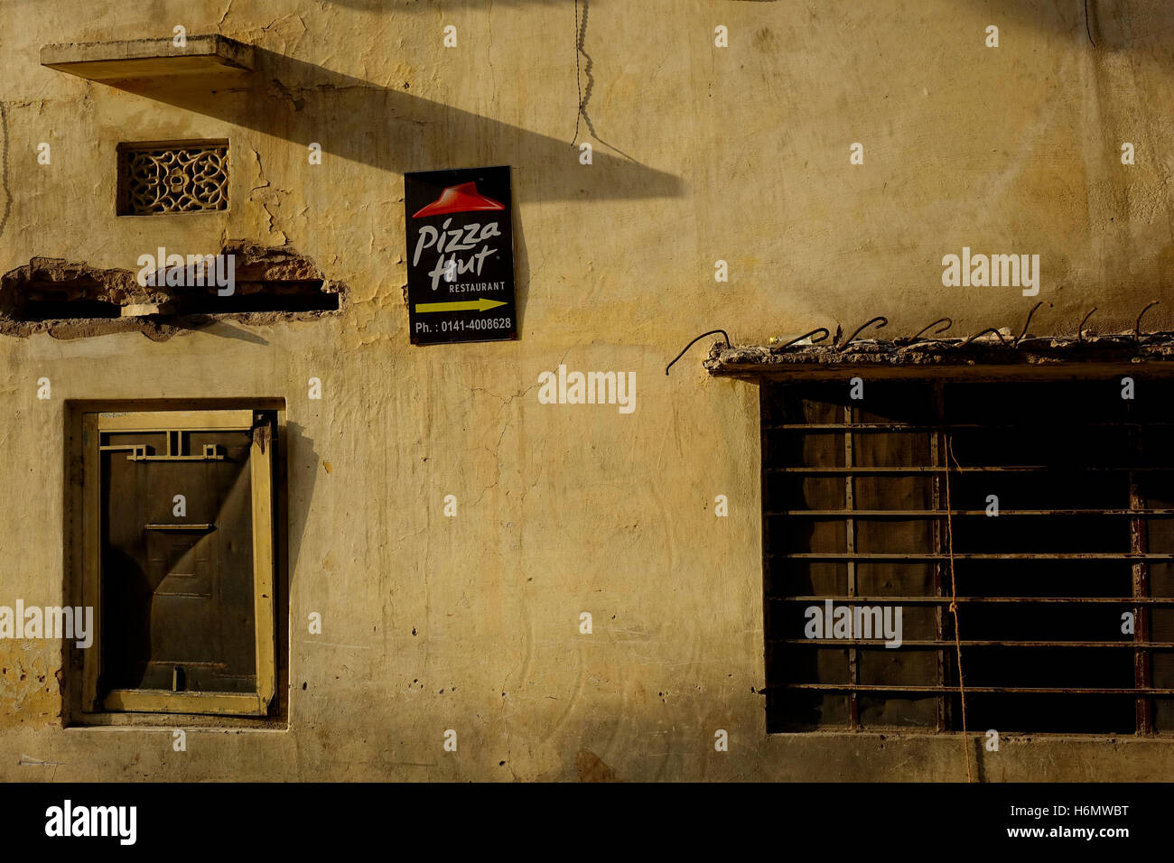 Pizza Steckdose Pizza Hütte Schild in ländlichen Gegend in der Nähe von Jaipur, Rajasthan Stockfoto