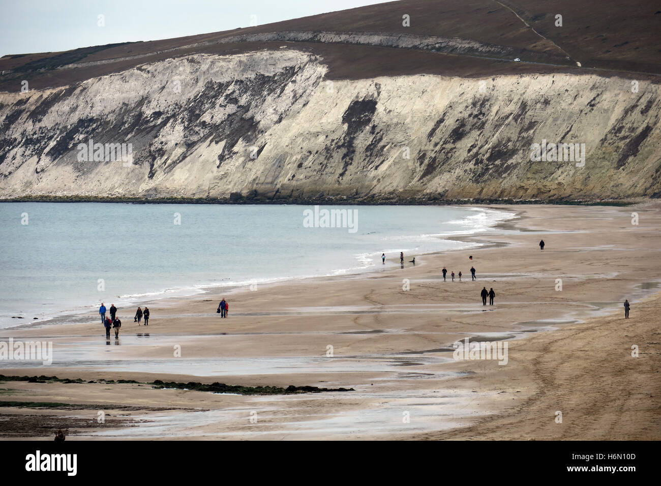 Compton Bucht und Freshwater Cliff auf der Isle Of Wight mit kleinen Figuren an einem Wochenende Fuß bei Ebbe. Stockfoto