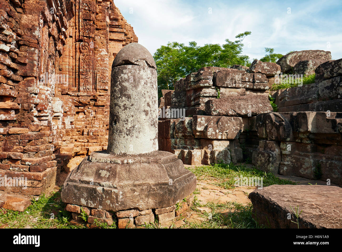 Shiva Lingam am zerstörten Tempel in Gruppe D. Mein Sohn Heiligtum, Provinz Quang Nam, Vietnam. Stockfoto