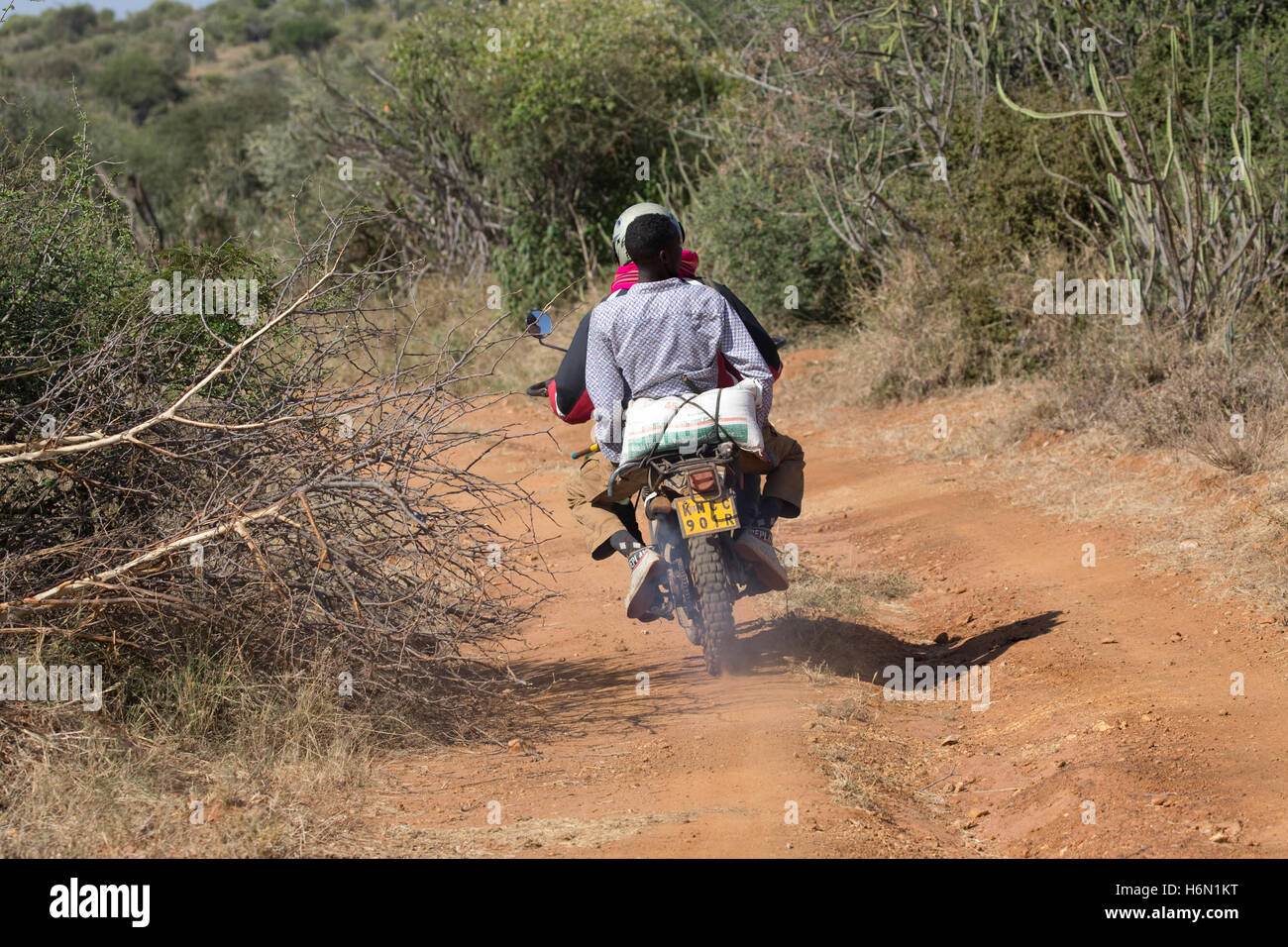 Zwei Männer reiten Pikpiiki Motorrad Dirt Road Laikipia Wildnis Nanyuki Kenia Stockfoto