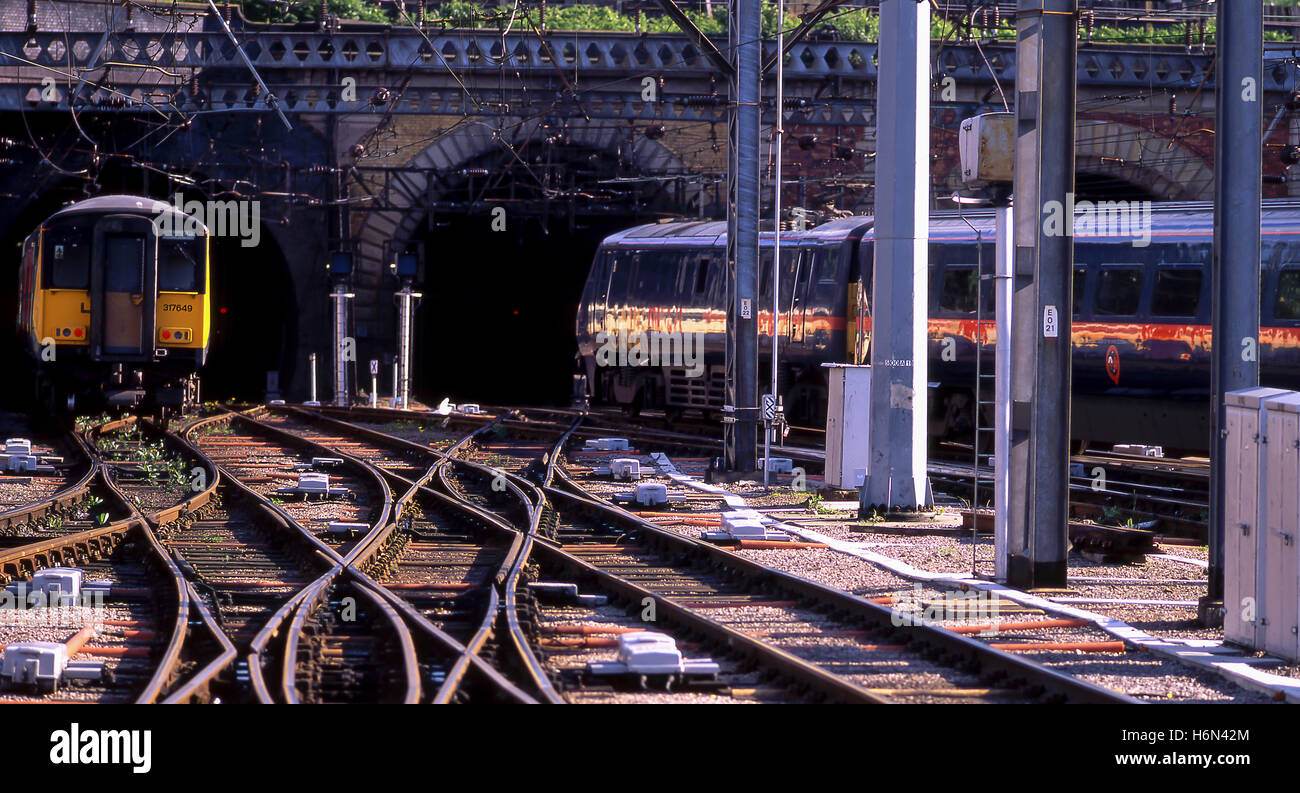 Züge, ankommende und abfliegende Kings Cross Station Eisenbahntunnel. London. England-UK Stockfoto