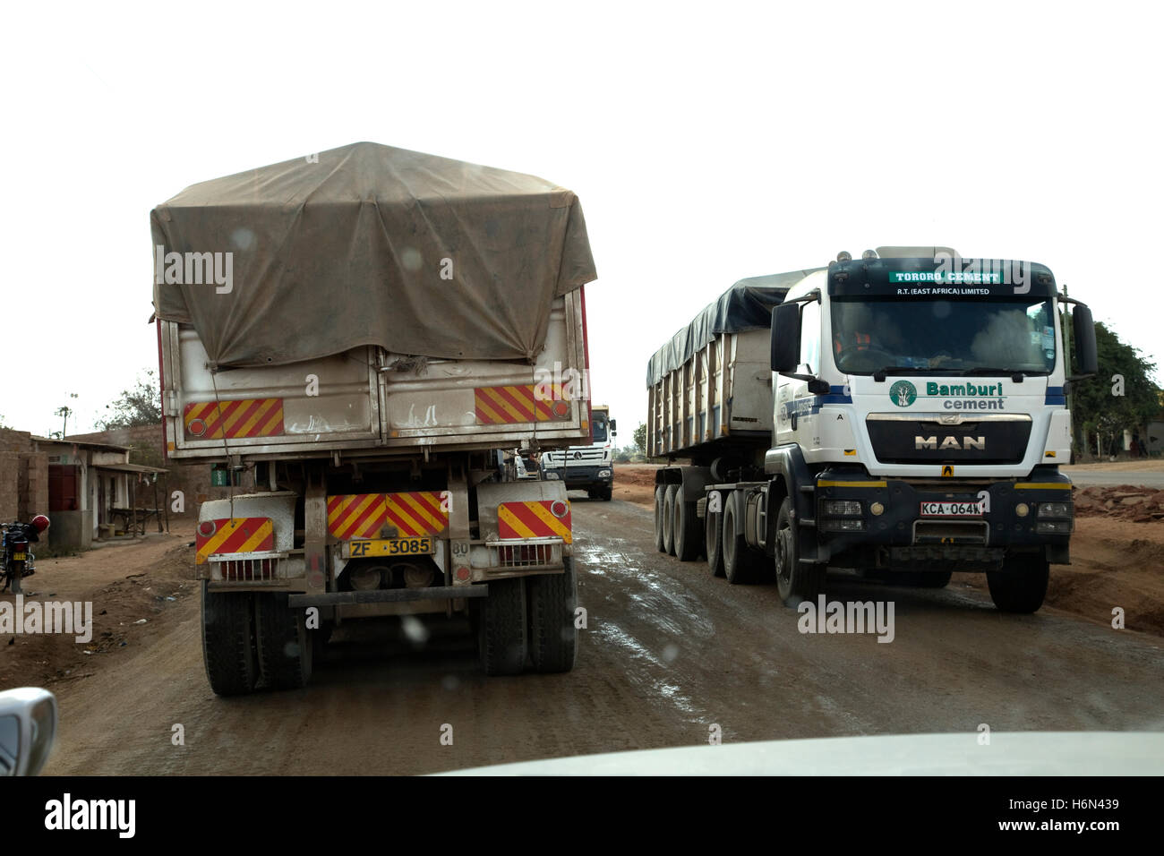 Schwerlaster vorbei auf Kenia Nairobi Mombasa Road Stockfoto