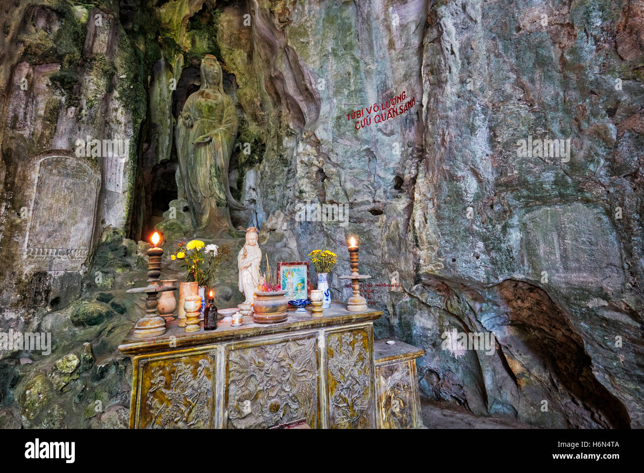 Weiblicher Buddhastatue (Göttin der Barmherzigkeit) in Hoa Nghiem Höhle. Thuy Son Berg, die Marmorberge, Da Nang, Vietnam. Stockfoto