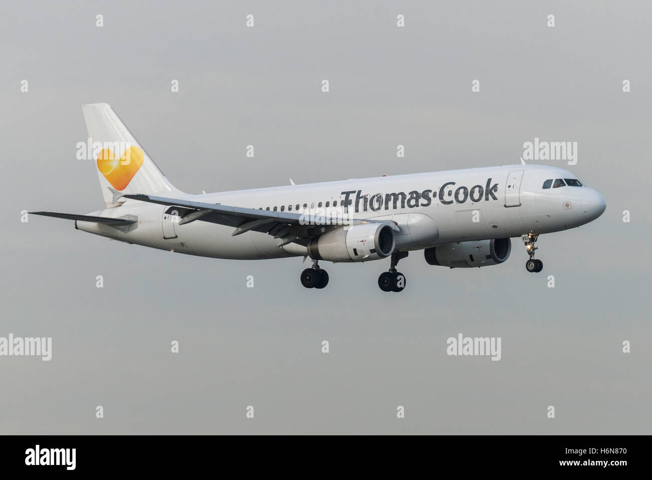 LY-VEI Airbus A320-233 Avion Express Thomas cook eingetroffen. Flughafen Manchester England. Stockfoto