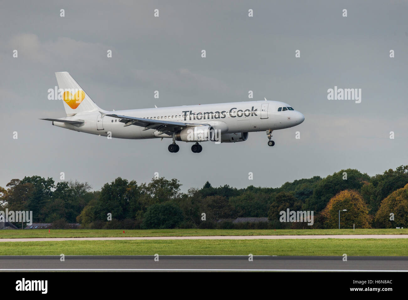 LY-VEI Airbus A320-233 Avion Express Thomas cook eingetroffen. Flughafen Manchester England. Stockfoto