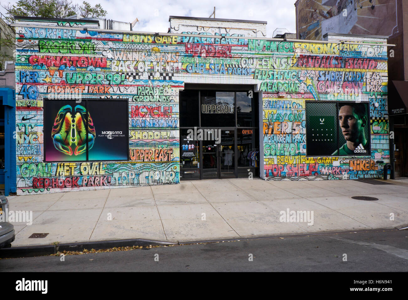 Bunt bemalte Außenseite des oberen 90 Fußball Shop in der Atlantic Avenue in Brooklyn, New York, Trikots, Schuhe & andere Ausrüstung zu verkaufen. Stockfoto Bunt bemalte Außenseite des oberen 90 Fußball Shop in der Atlantic Avenue in Brooklyn, New York, Trikots, Schuhe & andere Ausrüstung zu verkaufen. Stockfoto