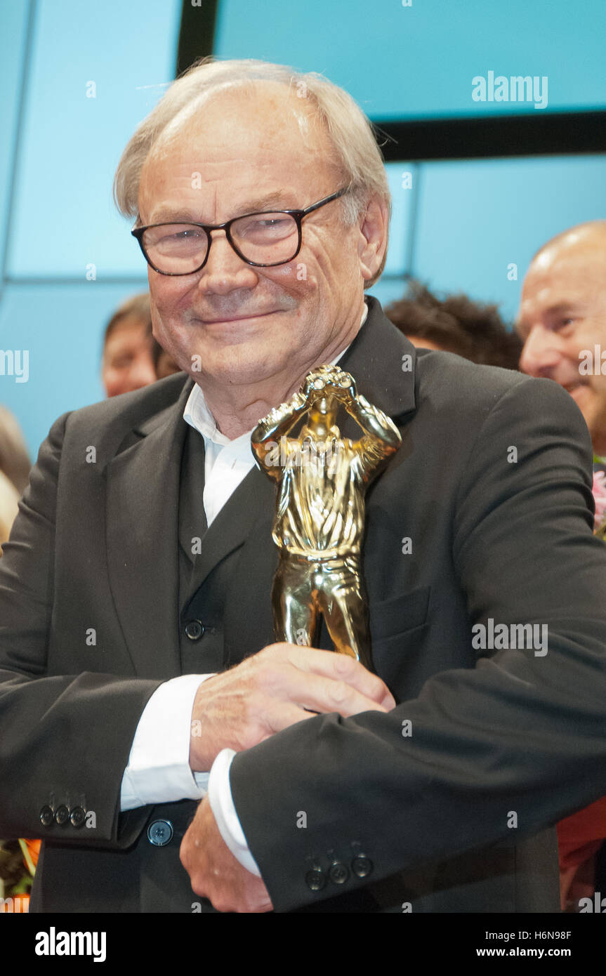 FRANKFURT AM MAIN, Deutschland - 21 Oktober: Klaus Maria Brandauer mit einer Auszeichnung während der Hessischer Film-Und Kinopreis 2016 Stockfoto