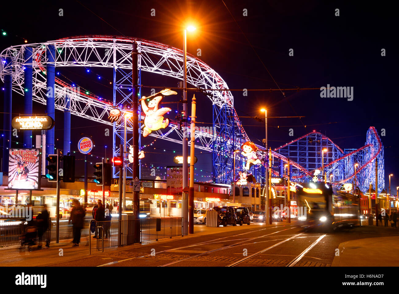 Blackpool Pleasure Beach und die Promenade während der jährlichen Illuminationen Blackpool, Lancashire, England. Stockfoto