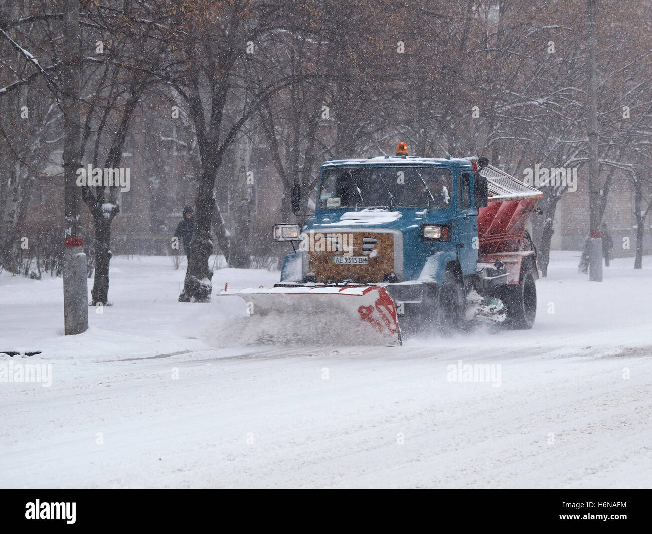 Kryvyi Rih, Ukraine - 17. Januar 2016: Stadt Servicefahrzeug Schaufeln Schnee von Fahrbahn während der Schneesturm Stockfoto