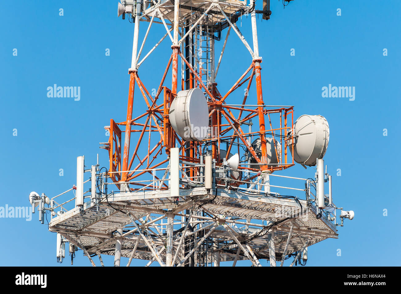 Telekommunikation Mast TV-Antennen wireless-Technologie mit blauem Himmel am Morgen Stockfoto
