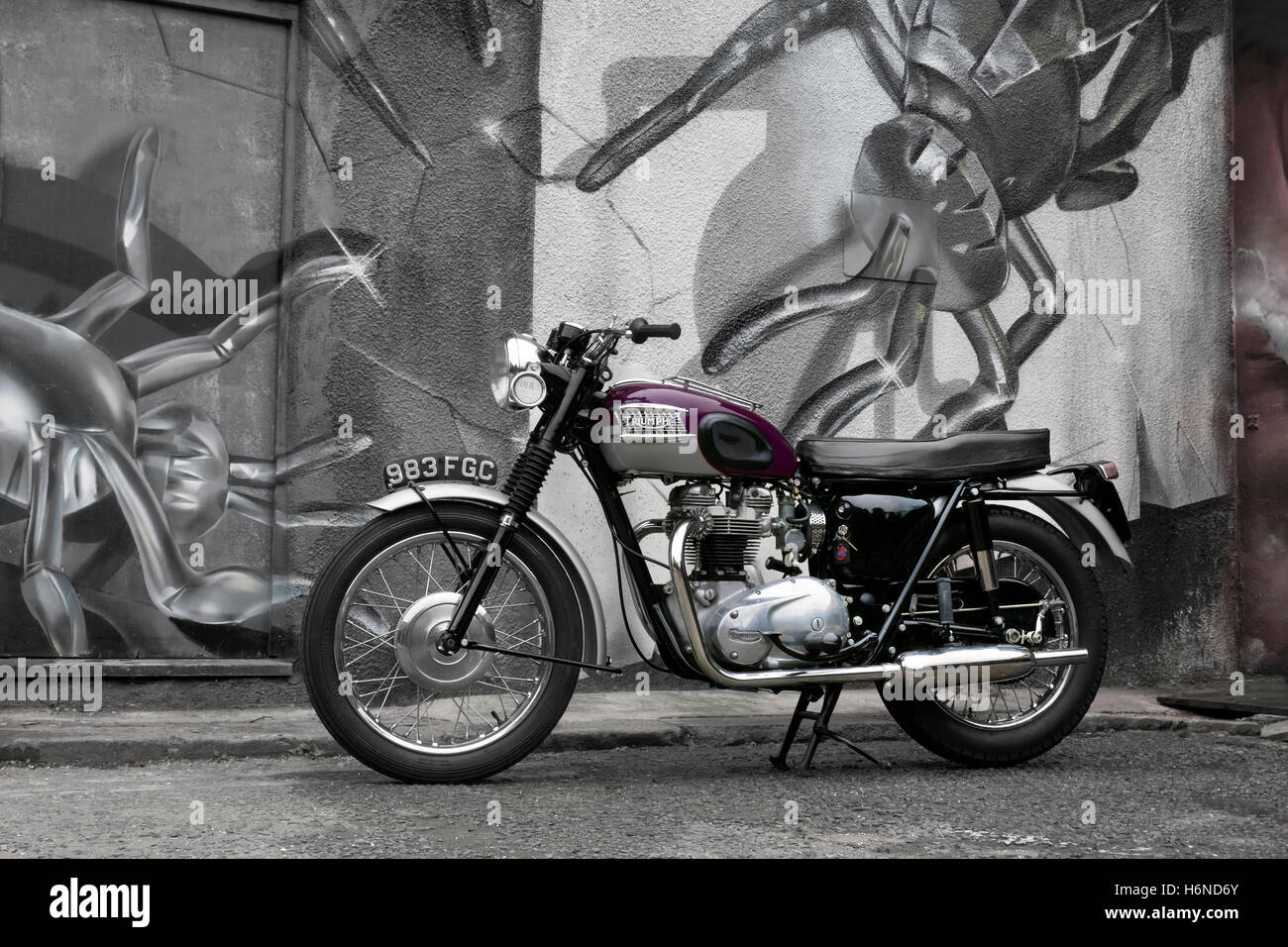 Motorrad-1963 Triumph Trophy TR6.  Lage in Camden Town London UK geparkt auf Straße mit street-Art im Hintergrund Stockfoto