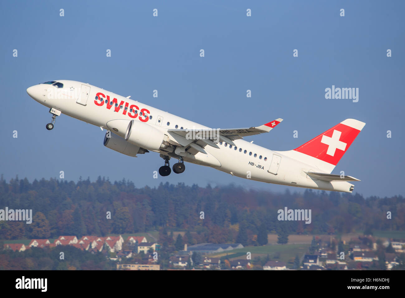 Zürich/Schweiz July10, 2016: Swiss International Air Lines neue Bombardier CSeries Landung am Flughafen Zürich. Stockfoto
