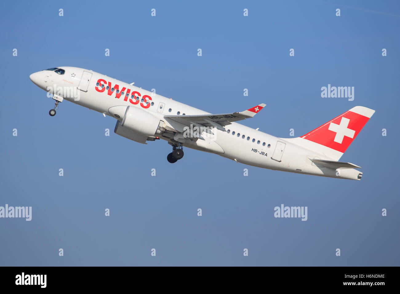 Zürich/Schweiz July10, 2016: Swiss International Air Lines neue Bombardier CSeries Landung am Flughafen Zürich. Stockfoto