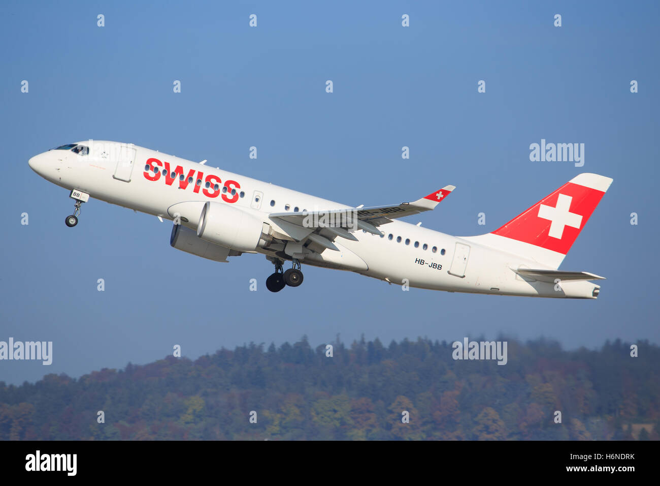 Zürich/Schweiz July10, 2016: Swiss International Air Lines neue Bombardier CSeries Landung am Flughafen Zürich. Stockfoto