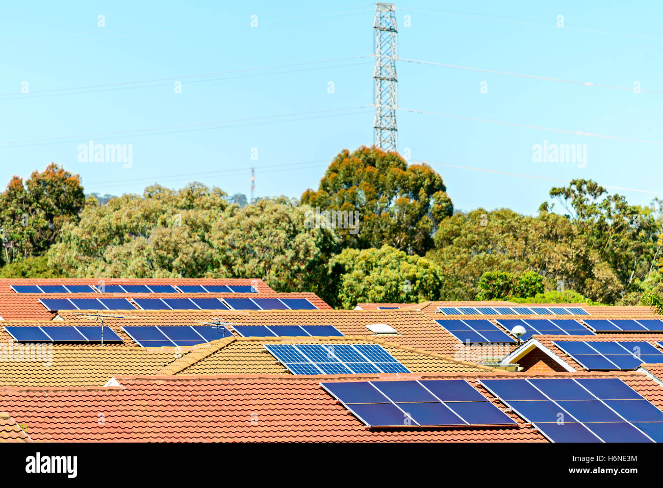 Sonnenkollektoren auf dem Dach in Südaustralien installiert Stockfoto