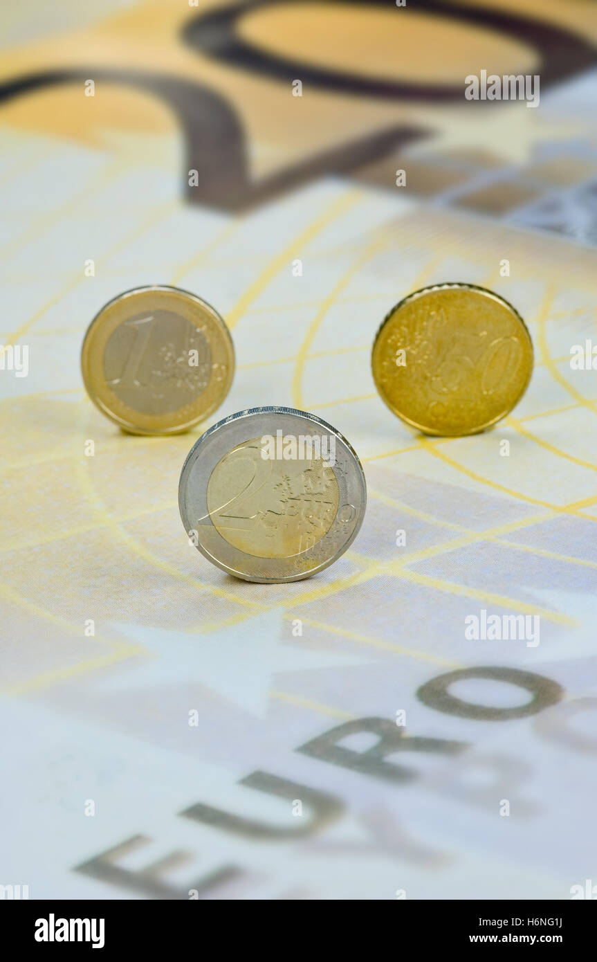 Euro-Münzen auf 200-Euro-Schein Stockfoto